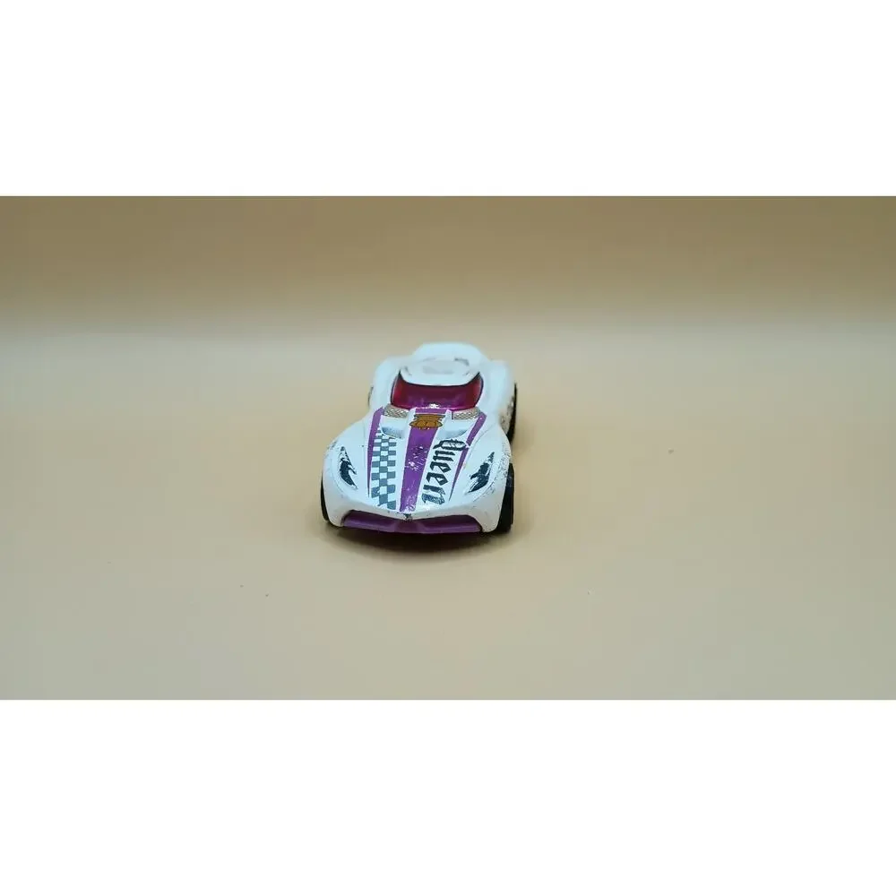 2014 HOT WHEELS-1/64 Diecast White BDD03 Queen Racing Car-Malaysia